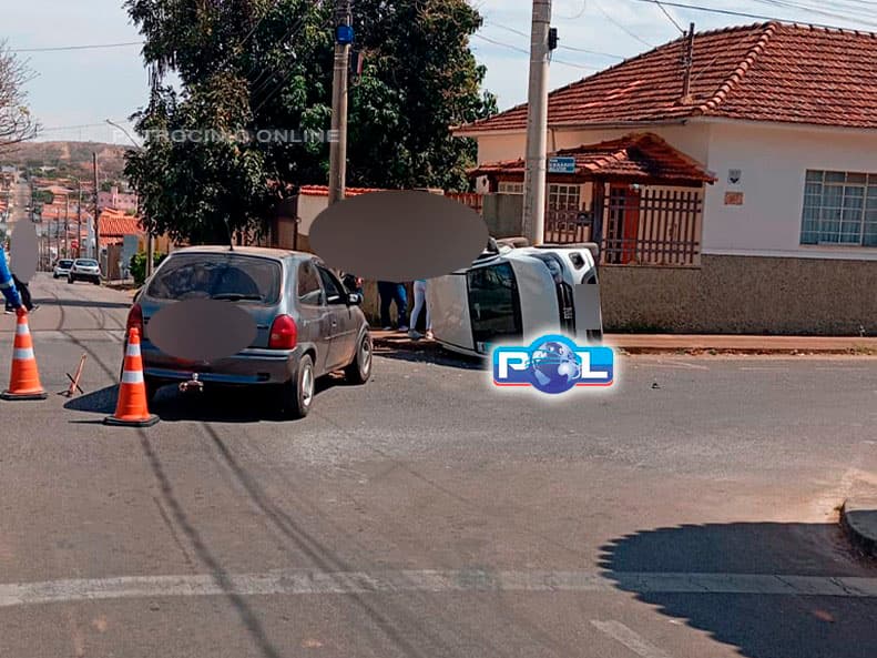 VÍDEO: Colisão entre dois carros e motocicleta deixa jovem ferida e veículo capotado no Centro de Patrocínio