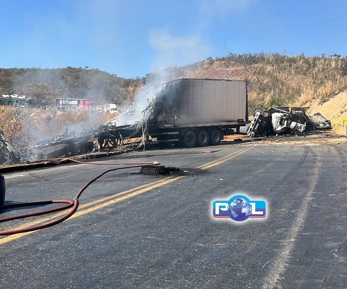 Grave acidente envolvendo quatro carretas deixa um morto e dois feridos na BR-251
