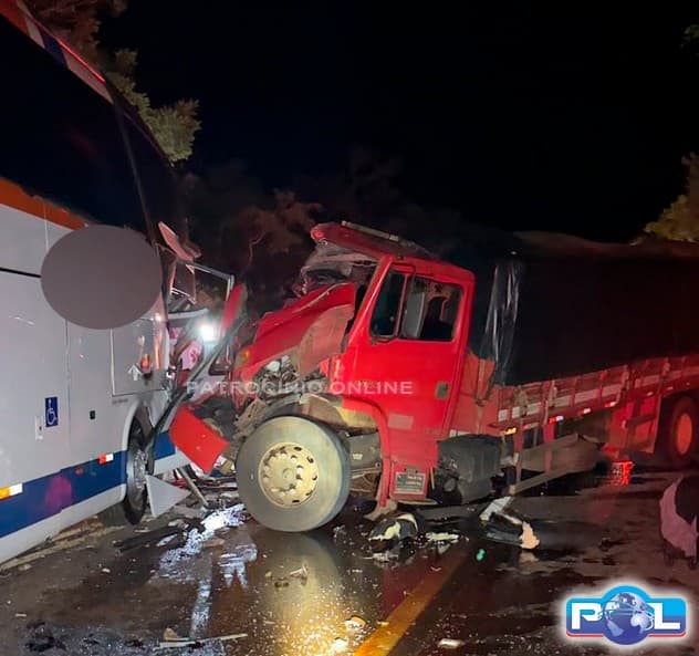 Passageiros ficam feridos após colisão entre ônibus e caminhão na BR-365