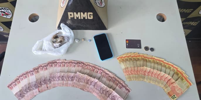 Homem com mandado de prisão em aberto tenta fugir da viatura da PM na BR-365, bate em guard-rail e acaba preso