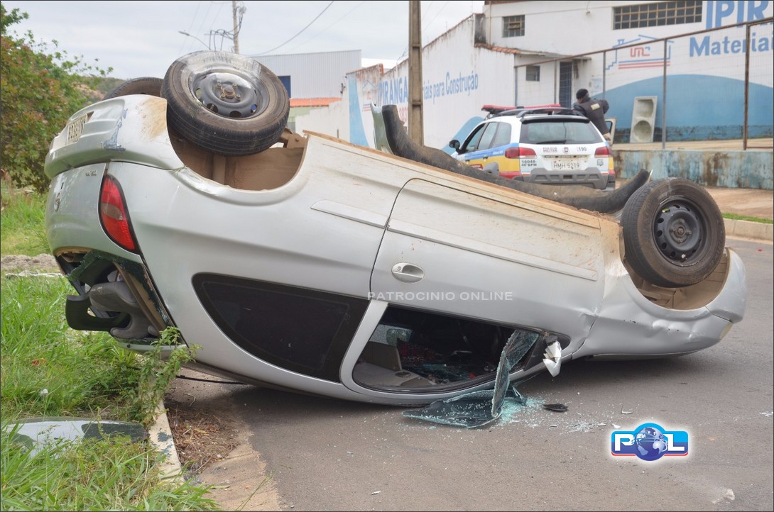 Motorista imprudente causa acidente seguido de capotamento e foge: foto 1