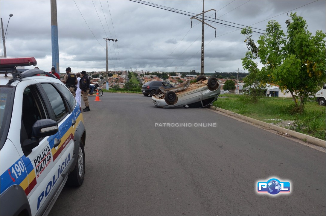 Motorista imprudente causa acidente seguido de capotamento e foge: foto 4