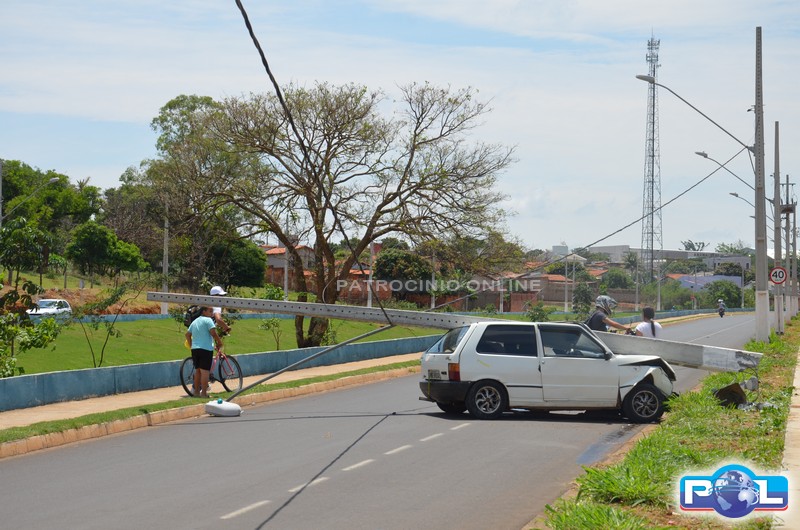 Condutor perde controle, derruba poste e fios na Avenida Dr. Walter: foto 2