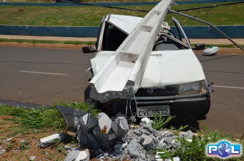 Condutor perde controle, derruba poste e fios na Avenida Dr. Walter: foto 3