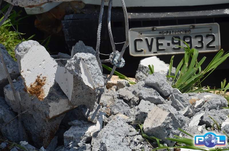Condutor perde controle, derruba poste e fios na Avenida Dr. Walter: foto 4