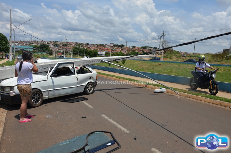Condutor perde controle, derruba poste e fios na Avenida Dr. Walter: foto 5