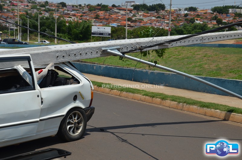Condutor perde controle, derruba poste e fios na Avenida Dr. Walter: foto 7