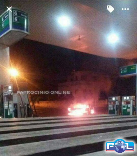 Bandidos com armas de guerra roubam empresa de valores de Uberaba: foto 8
