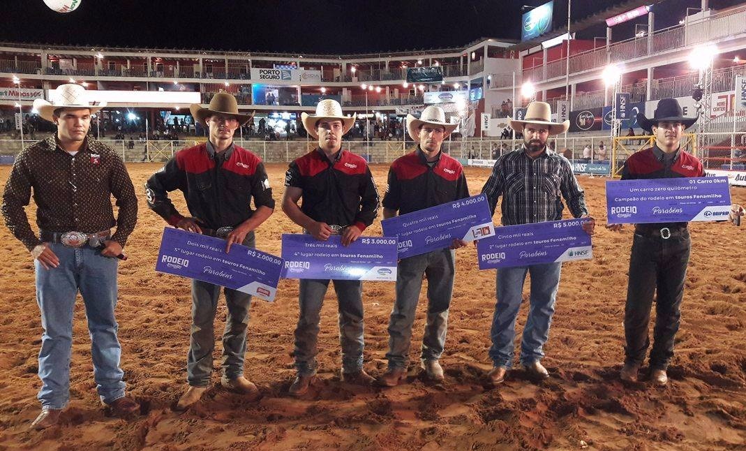 Peão Nicolas Pereira de Divinópolis comemora o 2º lugar no rodeio