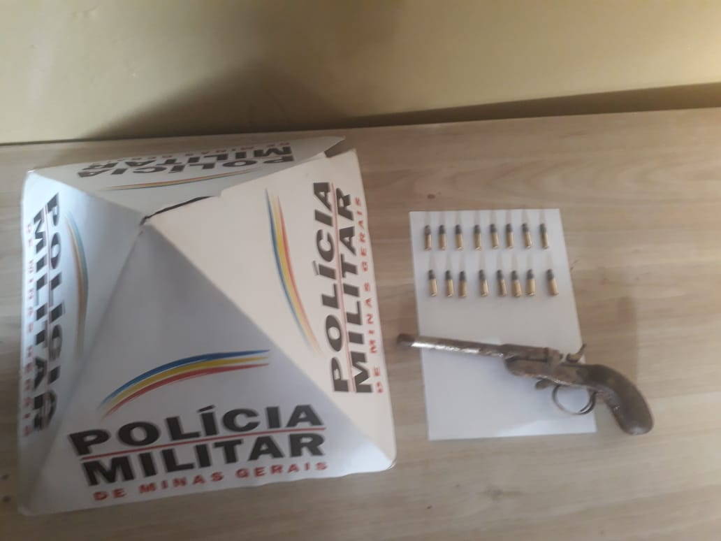 Garupa de uma motocicleta é flagrado com garrucha calibre .22 e 16 munições  na mochila