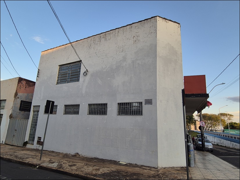 Alugam-se 2 apartamentos para fins comerciais no bairro São Judas.