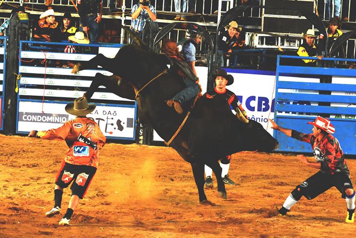 Peão Nicolas Pereira de Divinópolis comemora o 2º lugar no rodeio