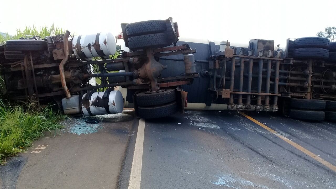 Atualizada Grave Acidente Com Carreta Carregada De Combustível Na Br