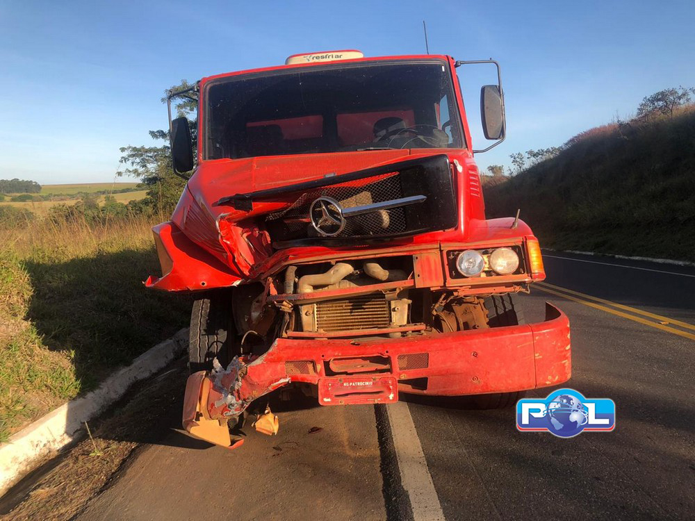 Condutora De Caminhonete Faz Conversão Sem Observar E é Colidida Por ...