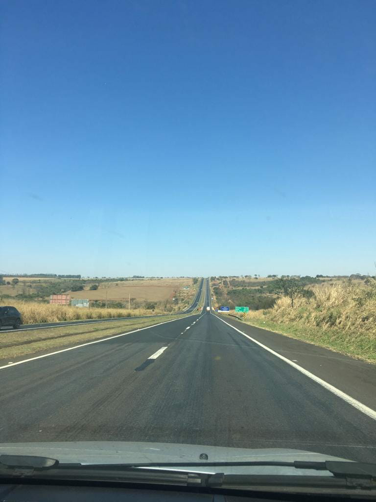 Pode ser uma imagem de céu e estrada