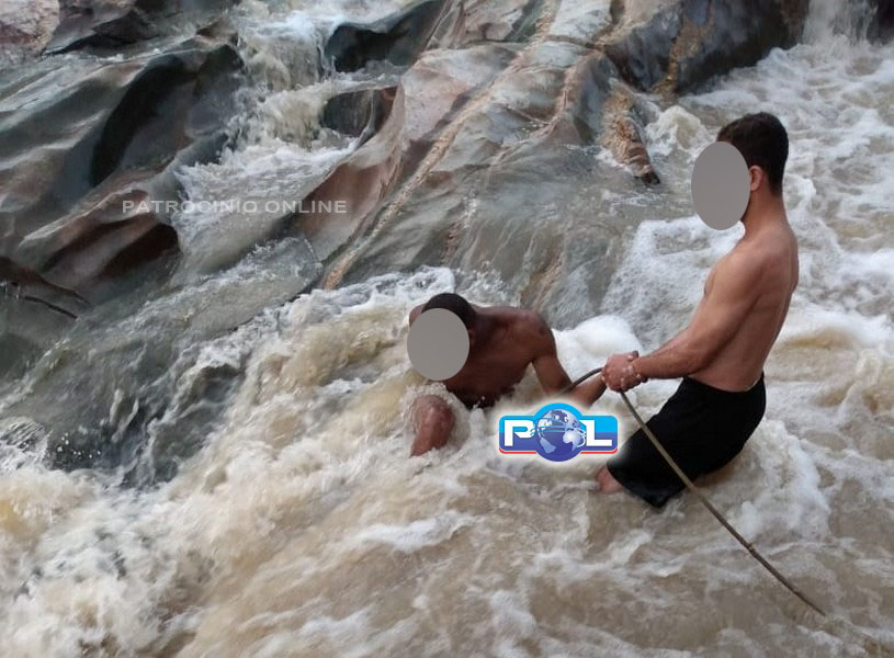 VÍDEO: Jovem cai de cachoeira e ao ser arrastado pela correnteza fica