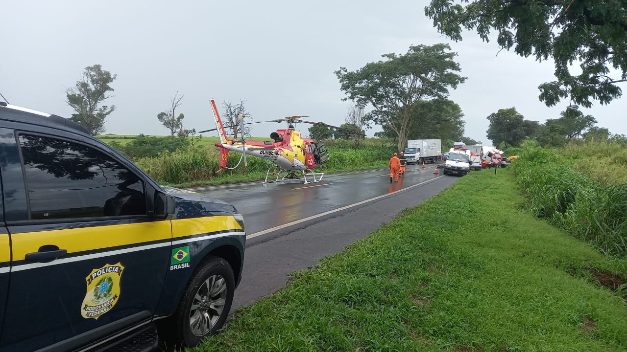 Um morre e três ficam feridos em batida entre caminhonete e caminhão na  BR-262, Triângulo Mineiro