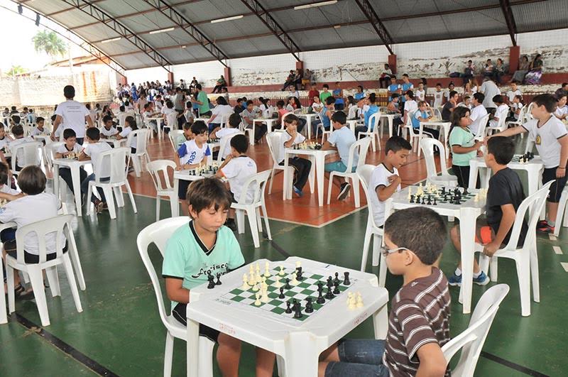 Torneio de xadrez reúne mais de cem estudantes em escola da zona